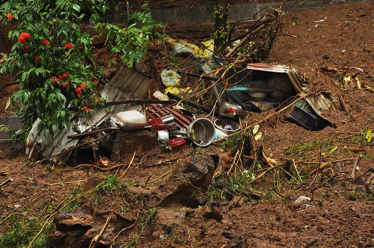 Burliyar landslide: தடயமே தெரியாமல் அடித்துச் செல்லப்பட்ட வீடு; அதிர்ஷ்டவசமாக தப்பிய தம்பதி | Photos