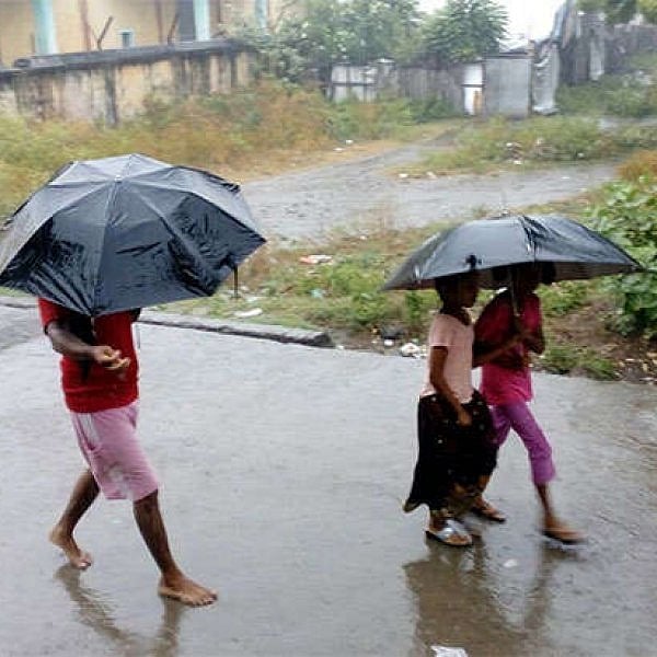 விட்டு விட்டு விழும் தூறல்... ஓயாத குளிர்க்காற்று... கலவையான காலநிலைக்குக் காரணம் என்ன?