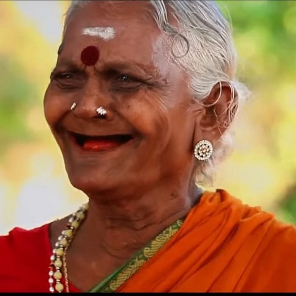 சினிமாவில் சிரிக்க வைத்தார்... நிஜத்தில்? - மெரினாவில் கர்சீப் விற்கும் ...
