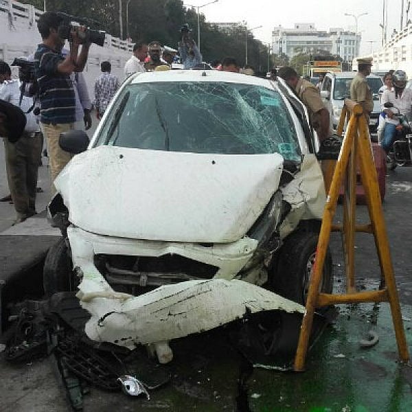 சென்னையில் பாலத்தில் இருந்து கார் கவிழ்ந்து விபத்து | car capsized over ...