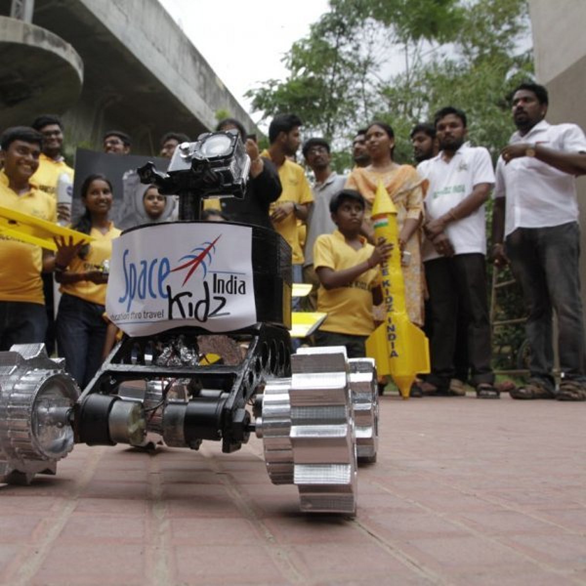 நானோ சாட்டிலைட்டை அடுத்து சந்திரனுக்கு ரோவர்... ஆச்சர்யப்படுத்தும்