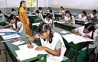 10-ம் வகுப்பு பொதுத்தேர்வு: மாணவிகள் முன்னணி; டாப் 5 மாவட்டங்கள்; ரிசல்ட் விவரங்கள்..