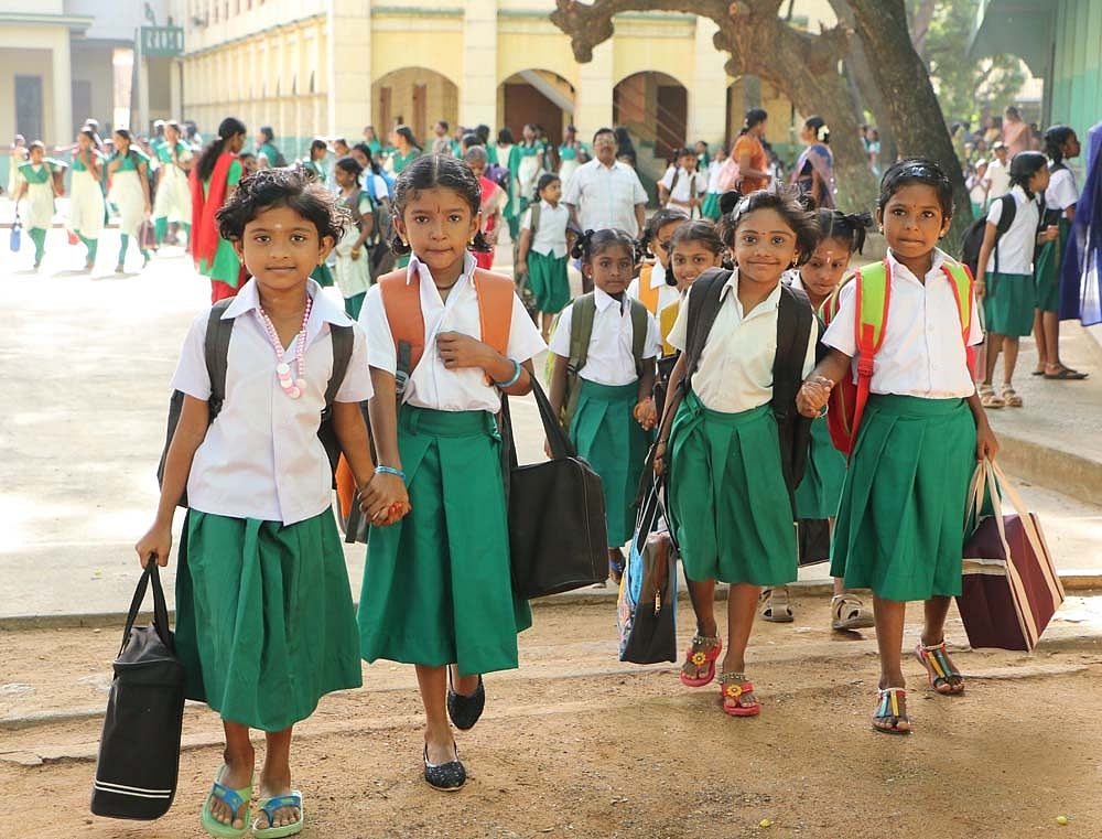 `அரசுப் பள்ளிக்கு குழந்தைகளை அனுப்பினால், சொத்து வரி ரத்து - மகாராஷ்டிரா கிராமத்தில் புது திட்டம்