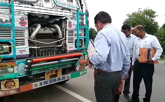 உன்னாவ் பாலியல் வன்கொடுமை வழக்கு: விபத்து ஏற்படுத்திய லாரி