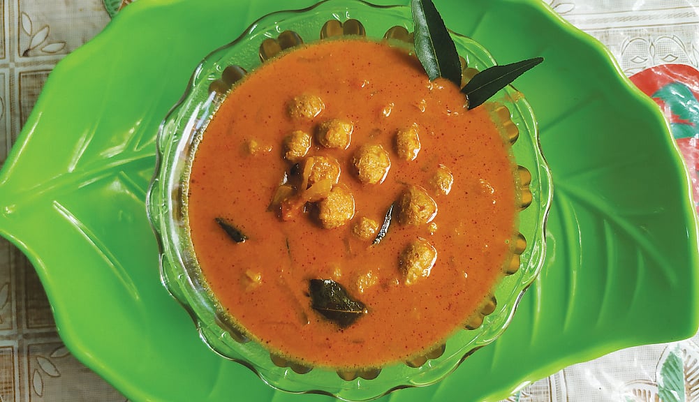 அசைவத்துக்கு சவால் விடும் சைவ ரெசிப்பி: மீல்மேக்கர் (மட்டன்) குழம்பு! - வீட்டிலேயே செய்வது எப்படி?