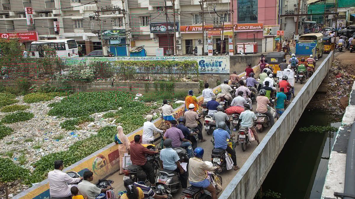 `ஊரடங்கில் தளர்வு; காற்றில் பறந்த கட்டுப்பாடுகள்!’ போக்குவரத்து