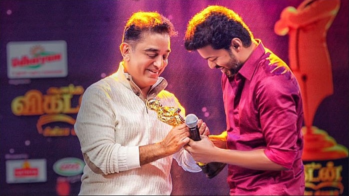 விகடன் சினிமா விருதுகள் மேடையில் விஜய்க்கு விருது வழங்கிய கமல்