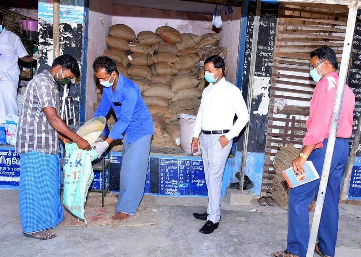 ப்ளூடூத் எடை இயந்திரம்: ரேஷன் கடையில் தாமதமாகும் பொருள் விநியோகம்;  மக்கள் கோபம் - கவனிக்குமா அரசு?