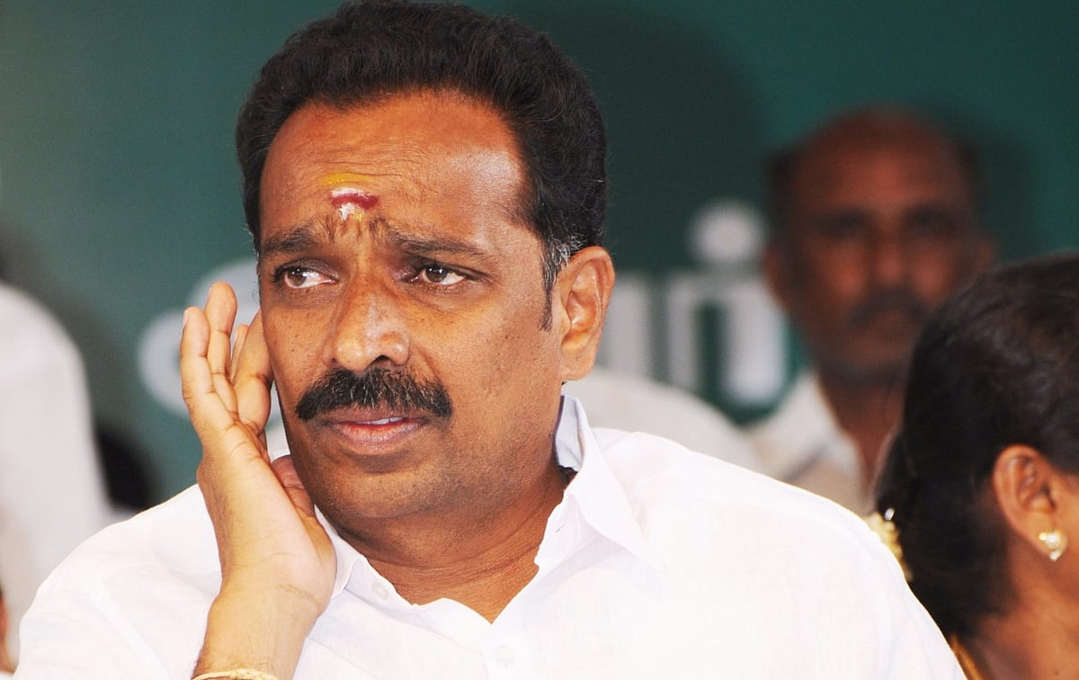 எம்.ஆர்.விஜயபாஸ்கர்: MLA பதவி ராஜினாமா - `நாங்க வெயிட்டிங் எனக் கொண்டாடிய  கரூர் அ.தி.மு.க-வினர்!