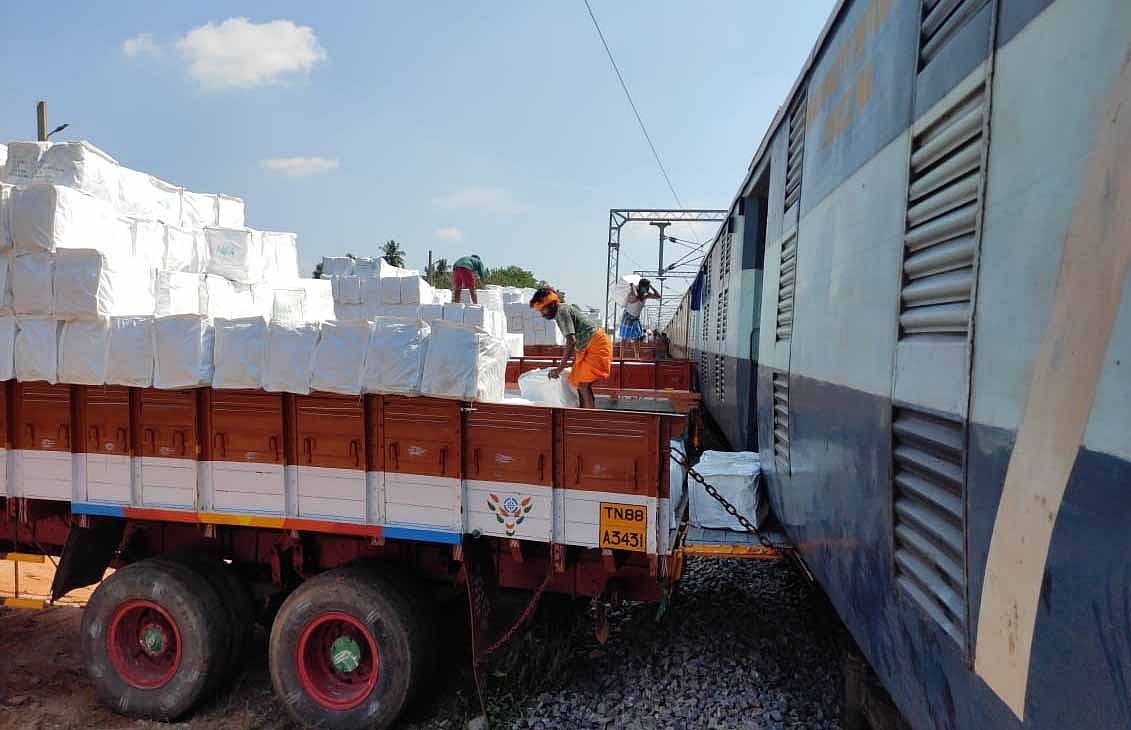 24 பார்சல் வேகன்கள், 550 டன் கொசுவலைகள்... ஒடிசாவுக்கு பறக்கும் கரூர்