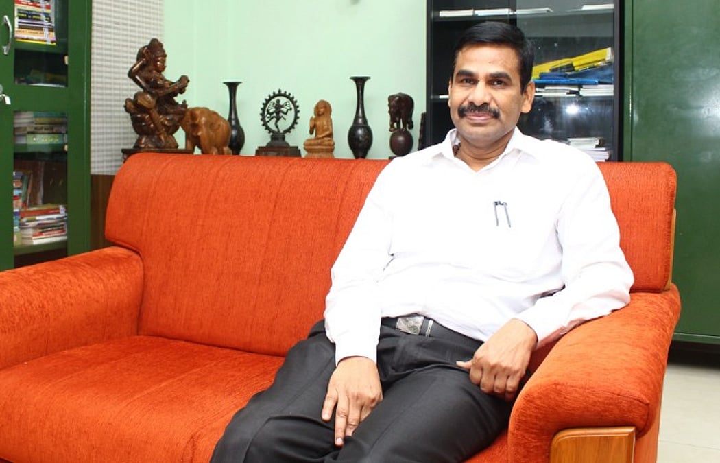 வெ.இறையன்பு: தமிழ் உணர்வாளர், தன்னம்பிக்கைப் பேச்சாளர் - தலைமைச் செயலர் கடந்து வந்த பாதை!| Irai Anbu ias cheif secretary life and works - Vikatan