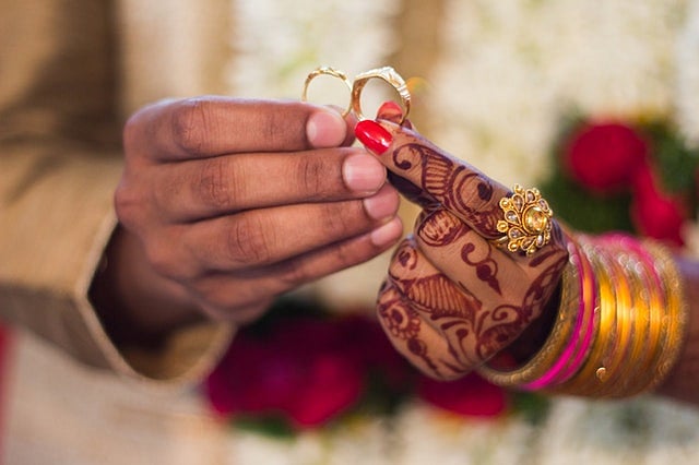 முதலிரவில் சோகம்.. கணவனுக்கு பாலில் மயக்க மருந்து;  நகை, பணத்தோடு தப்பி ஓடிய மணமகள்