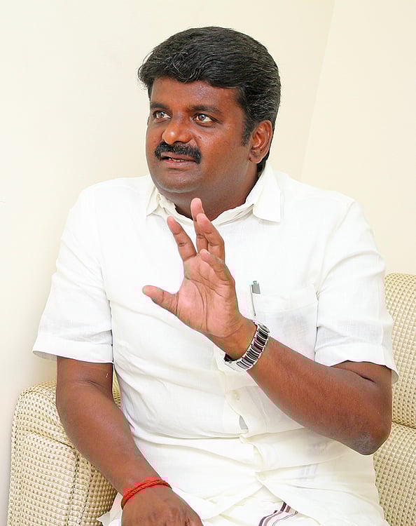 விஜயபாஸ்கர்: சோதனைக்குள்ளாகும் 4-வது முன்னாள் அமைச்சர்! - 43 இடங்களில் ரெய்டு, வழக்கு பதிவு | Raid at Former minister c. vijaya baskar properties