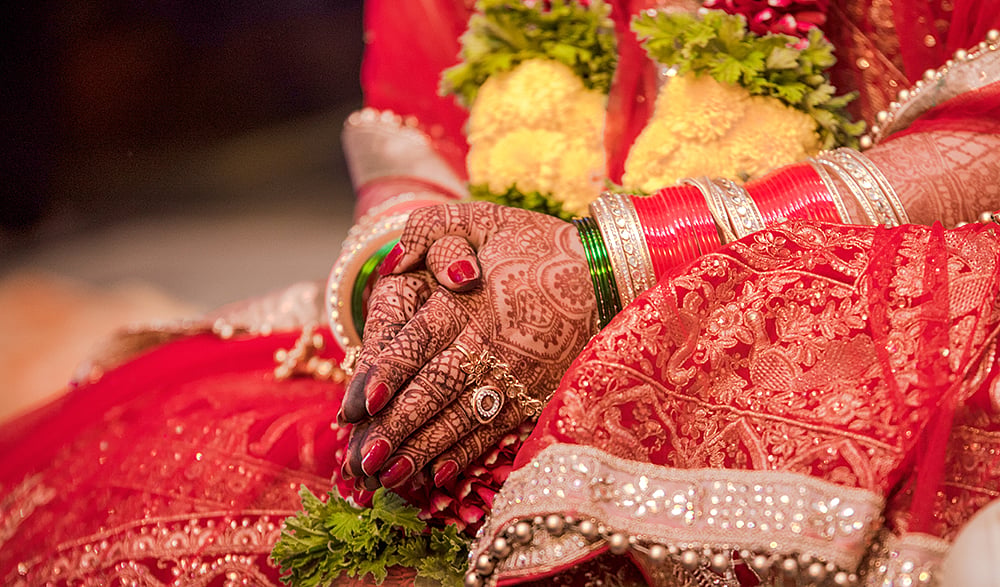 Telangana: விபத்தில் உயிரிழந்த மகள்; வரதட்சணையை திரும்ப கேட்டு உறவினர்கள் போராட்டம்
