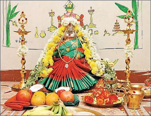 `பணவரவை ஈர்க்கும் 11 எளிய பரிகாரங்கள்! - இன்று வரலட்சுமி விரத நாளில் தொடங்குவது விசேஷம்!