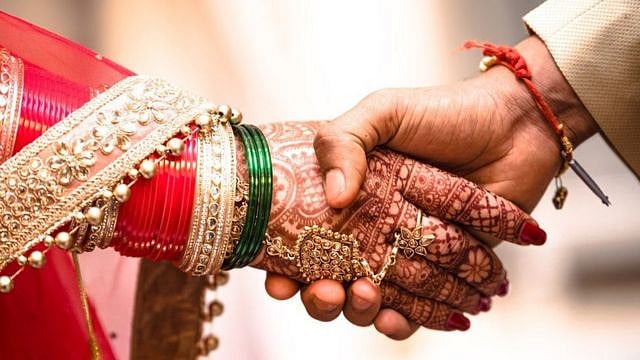 இமாச்சல் பிரதேசம்: ”எங்களுக்குப் பெருமைதான்” - ஒரே பெண்ணை மணந்த சகோதரர்கள்; பின்னணி என்ன?