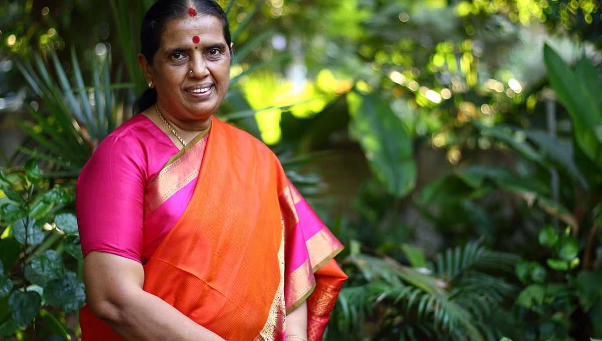 கண்ணதாசன்: ``வீல் சேர்லயாவது அப்பா இந்தியாவுக்கு வந்துடுவார்னு நம்பினோம்... ஆனா.. - கலங்கும் மகள்