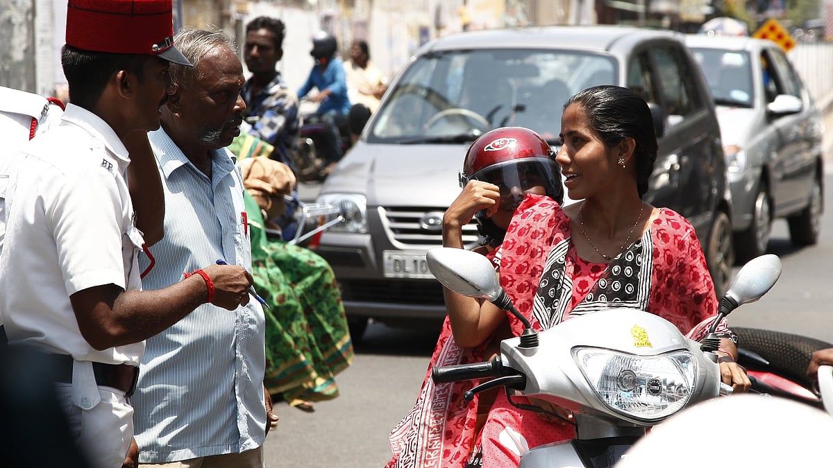 9 மாசக் குழந்தைக்கும் ஹெல்மெட் அவசியம்! எடுபடுமா சார் உங்க சட்டம்? article about new helmet