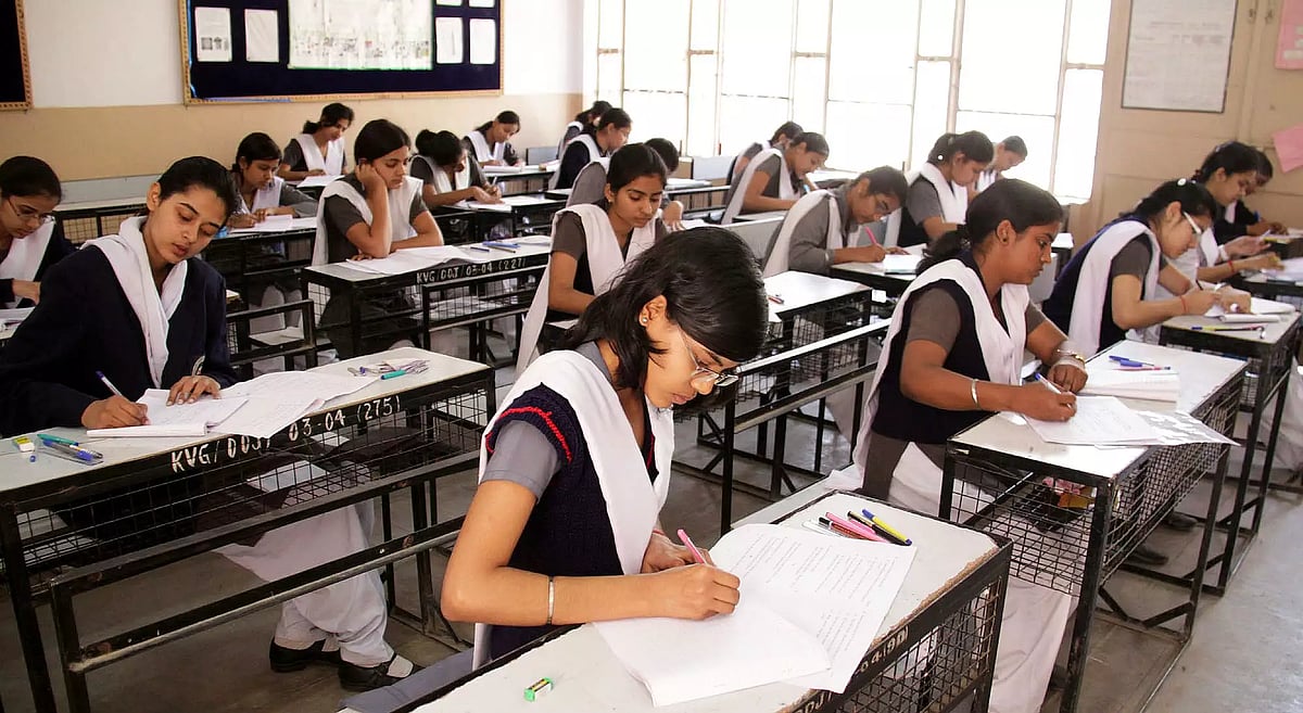 ``வினாத்தாள் தயாரிக்கவில்லை.. -புதுச்சேரி பல்கலை., பதில்... தேர்வு மையங்களில் மாணவர்கள் அதிர்ச்சி