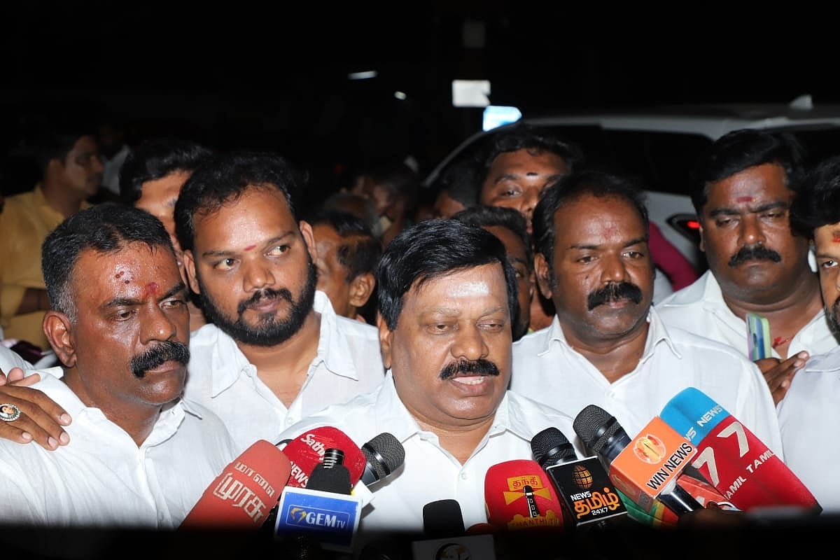 ``ஒற்றைத் தலைமை பேச்சுக்கே இடமில்லை; ஜெயக்குமார் மீது நடவடிக்கை தேவை!