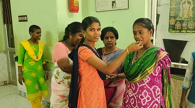 சாதித்த மாணவிக்கு இனிப்பூட்டும் தோழி.