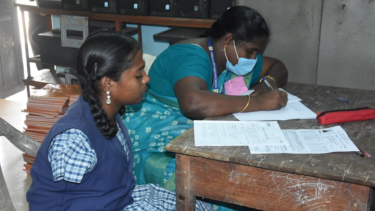 கைகள் இல்லாத மாணவி பிளஸ் டூ தேர்வில் வெற்றி - தன்னம்பிக்கைக்கு குவியும்  பாராட்டுகள்|Student without two hands wins Plus Two exam