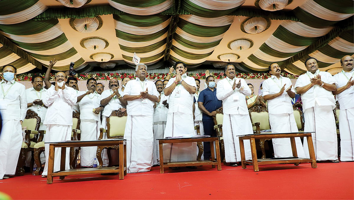 `எடப்பாடியை பொதுச்செயலாளர் எனக் குறிப்பிட்டது எப்படி?’ - சர்ச்சையான பொதுக்குழு வழக்கு; நடந்தது என்ன?