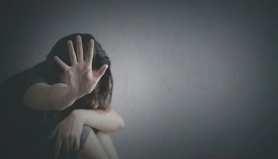 பெண்களை `ஐட்டம்' என்பதும் பாலியல் சீண்டலே” : மும்பை நீதிமன்றம் தீர்ப்பு... பின்னணி என்ன? | Calling woman as item amounts to outraging her modesty- Mumbai Court - Vikatan