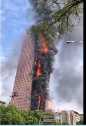 Lửa nhấn chìm tòa nhà 42 tầng ở Trung Quốc, chưa rõ nguyên nhân