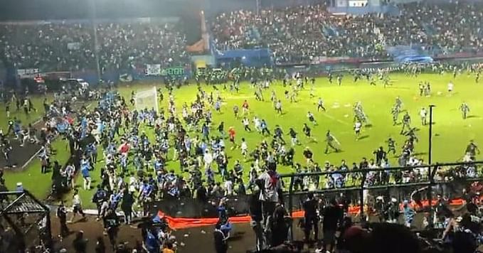 Indonesia: Kerusuhan pecah di stadion sepak bola;  129 orang meninggal secara tragis!