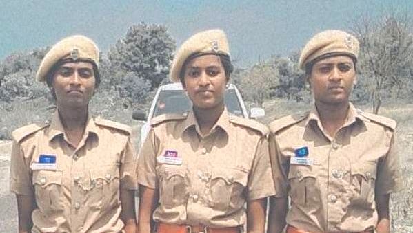 `தாய் மரணம்; கூலி வேலை செய்து 3 மகள்களையும் ஒரே நேரத்தில் போலீஸாக்கிய ...