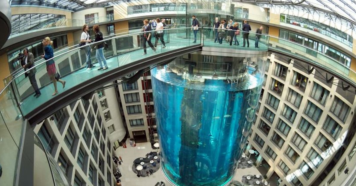 வெடித்து சிதறியது உலகின் மிகப்பெரிய மீன் தொட்டி..! | The world's ...