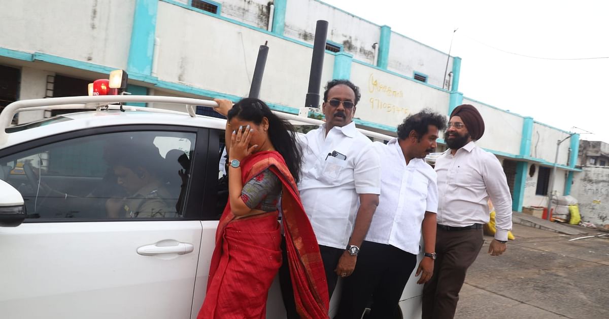 Then STS… Today Mayor Priya… This is ‘Hangal’ politics!  |  Story about Mayor traveling footboard on CM’s convoy