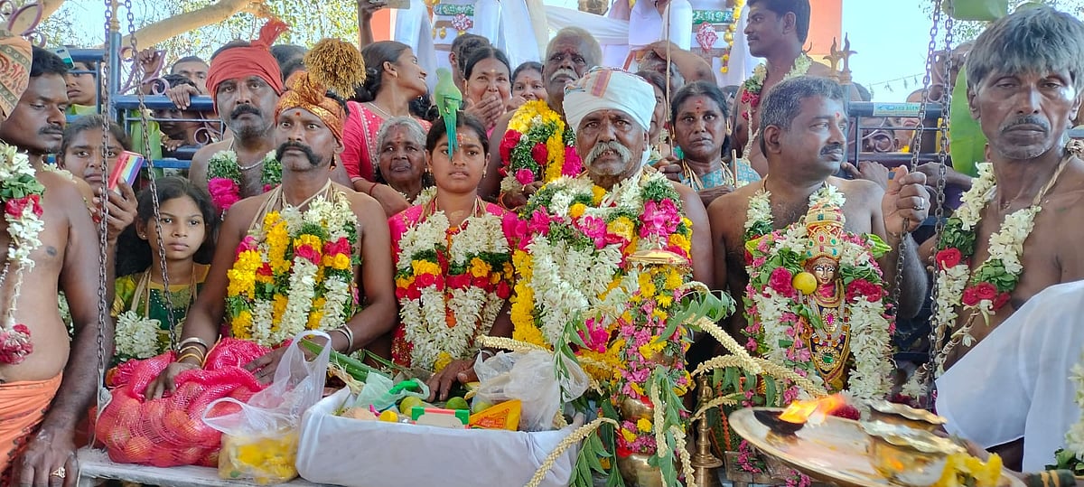 பொன்னர் - சங்கர் கோயில் மாசித் திருவிழா: தங்காளுக்காகக் கிளி பிடித்த ...
