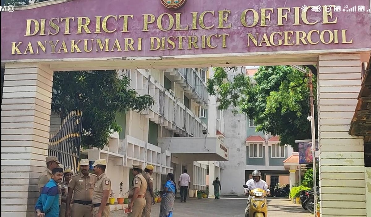 நெல்லை: அரசு வேலை வாங்கி தருவதாக 37 பேரிடம் ரூ.1.47 கோடி மோசடி; இன்ஸ்பெக்டர் கைது; பின்னணி என்ன?
