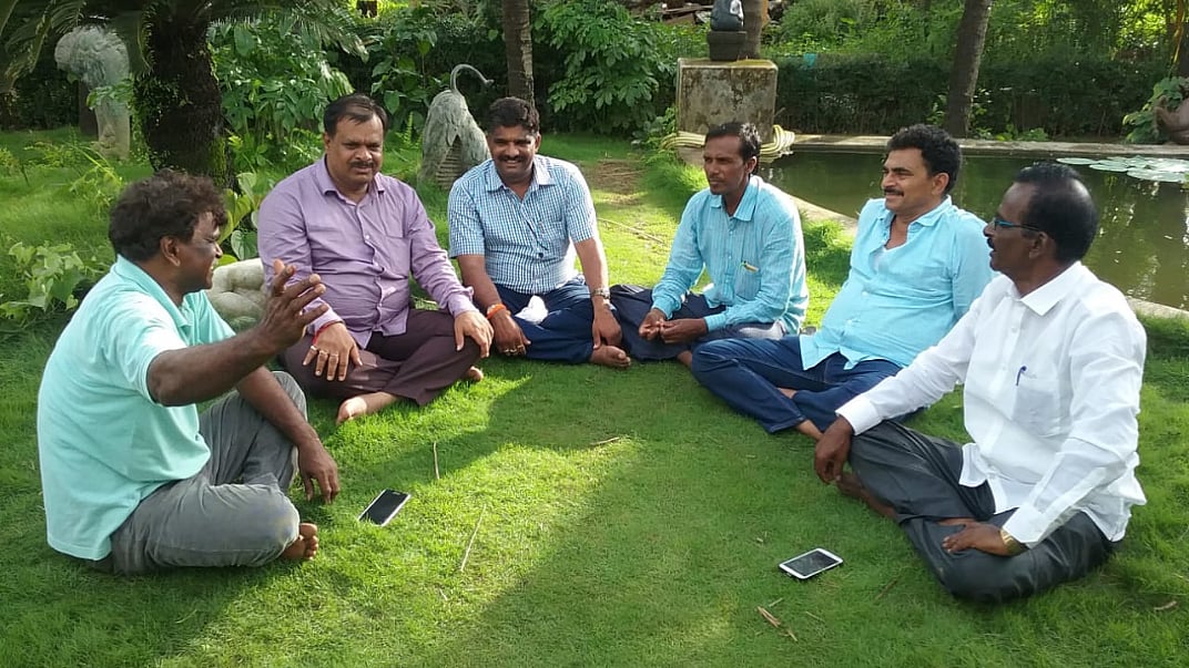 குழுவினருடன் சாயாஜி ஷிண்டே