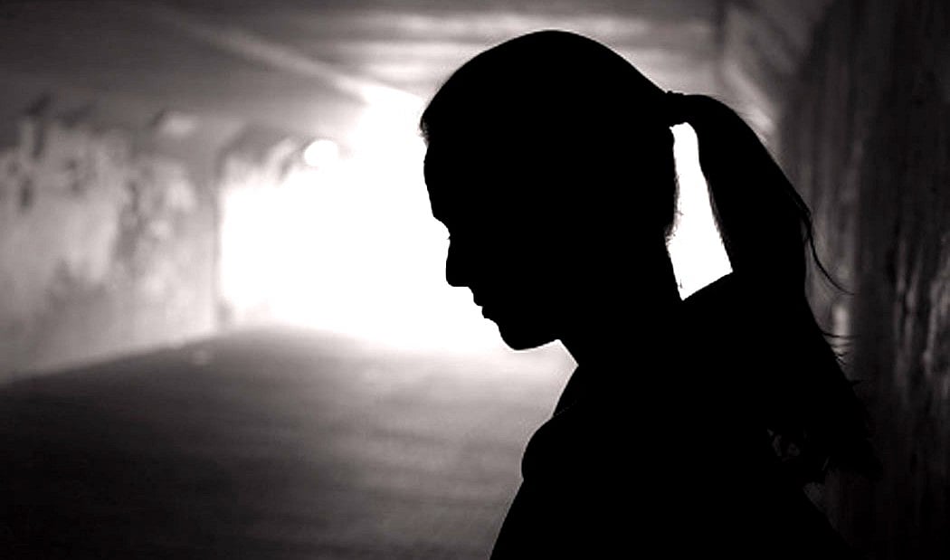 இளம்பெண்