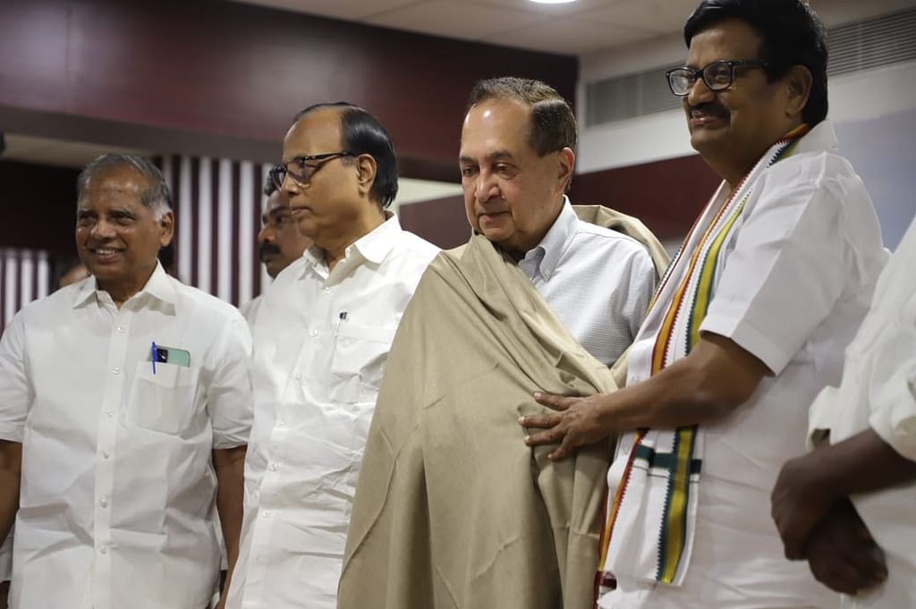 செங்கோலுக்கும்-அதிகார-மாற்றத்துக்கும்-எந்தச்-சம்பந்தமும்-இல்லை---மூத்த-பத்திரிக&