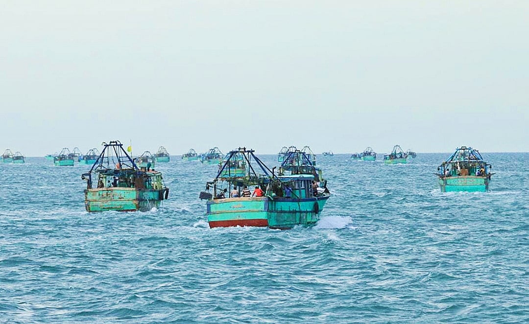 தமிழக மீனவர்கள் படகை மோதி மூழ்கடித்து இலங்கை கடற்படை அட்டூழியம்; இந்திய வெளியுறவுத்துறை கண்டனம்!