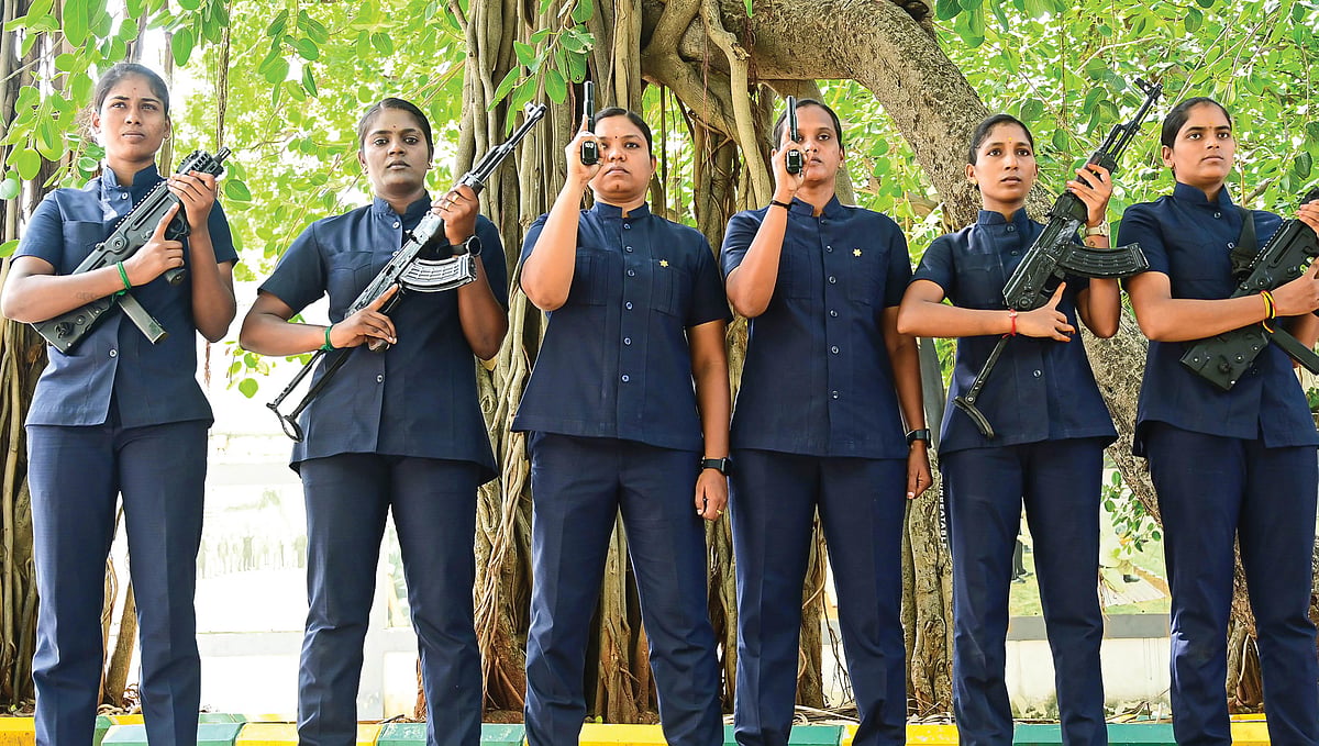 Ananda Vikatan - 30 August 2023 - முதல்வரைப் பாதுகாக்கும் பெண்கள் அணி ...