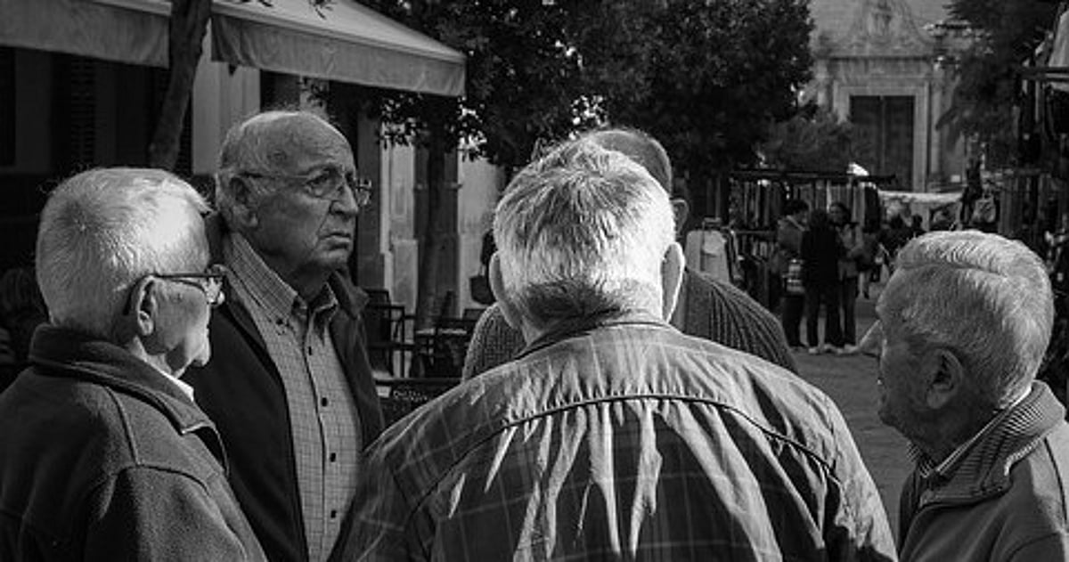 festival sekolah; Seekor ular berbisa melingkari kaki temannya; Seorang lelaki tua meninggal saat mencoba menyelamatkannya! festival sekolah; Seekor ular berbisa melingkari kaki temannya; Seorang lelaki tua meninggal saat mencoba menyelamatkannya!