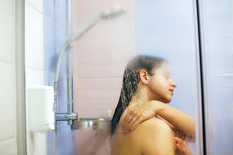 Beauty Tips: பியூட்டி பார்லருக்கு செலவழிக்க முடியாத பெண்களுக்கான அழகுக்குறிப்புகள்!