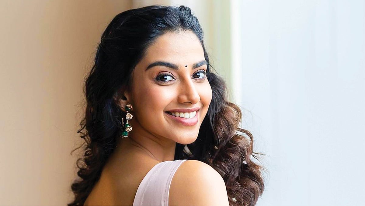 தோனியை ரொம்ப பிடிக்கும், அவரால்தான்... - தோனி குறித்து நெகிழும்  மீனாட்சி சௌத்ரி