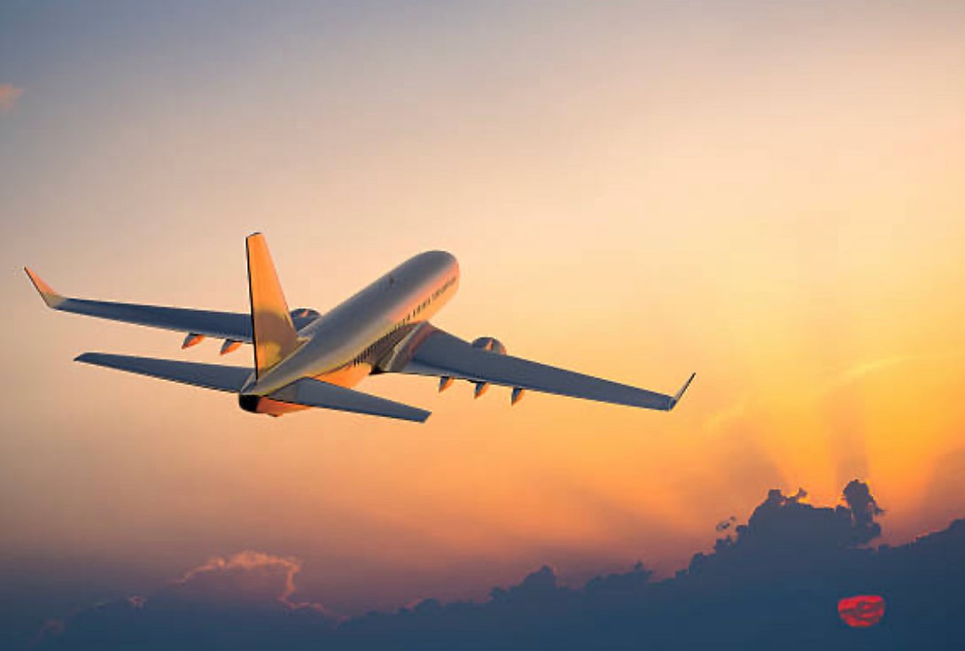 Flying Naked: இனி கம்மியான லக்கேஜ்தான்! - விமானப் பயணிகளின் புதிய ட்ரெண்டு; பின்னணி என்ன?