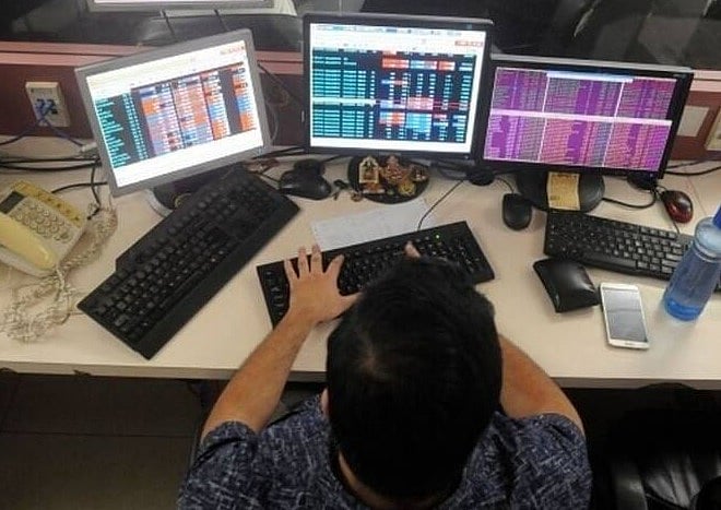 Basics of Share Market 35 : பங்குகளா... ஃபண்டுகளா? - நீங்கள் முதலீடு செய்ய ஏற்றது எது?!