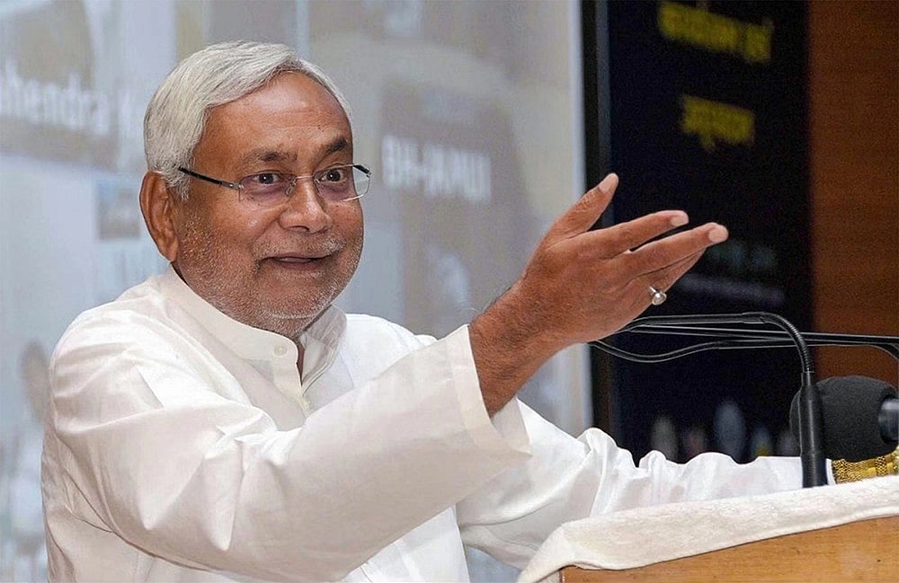 Nitish: `காலில்கூட விழுகிறேன்- சாலை பணி தொடர்பாக தனியார் அதிகாரியிடம் நிதிஷ்; விமர்சிக்கும் தேஜஸ்வி