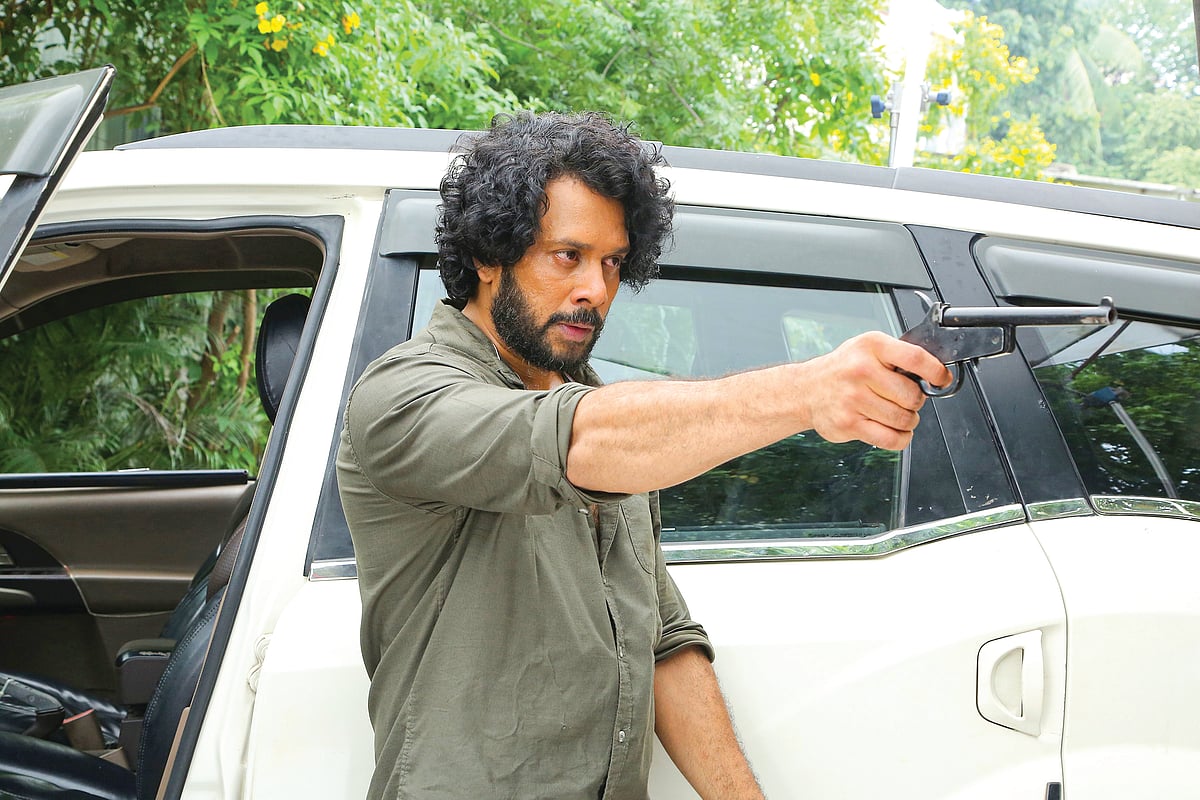 Once Upon a Time in Madras Review: எல்லோரிடமும் வந்து சேரும் துப்பாக்கி; நிஜமாகவே சுடுகிறதா?