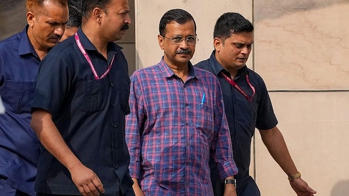 Arvind Kejriwal: `பாஜக-வின் சிறைச் சுவர்கள் என்னைப் பலவீனப்படுத்தாது! - கொட்டும் மழையில் கெஜ்ரிவால்