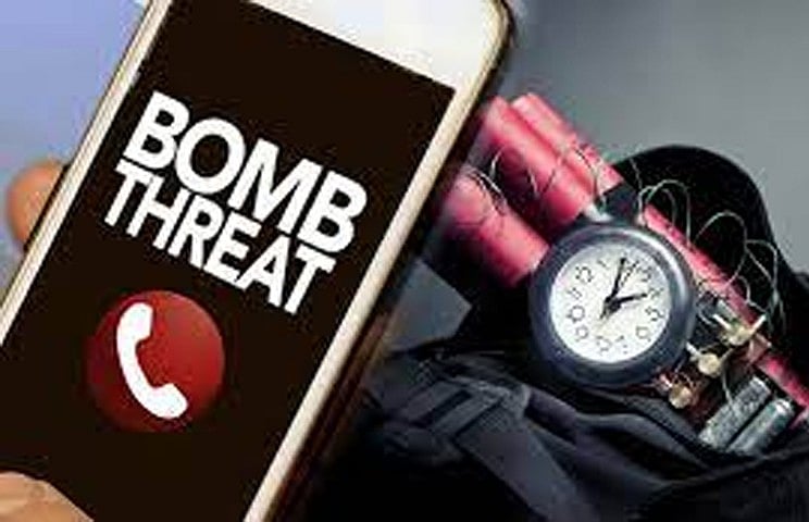 ஒரே நாளில் 32 விமானங்களுக்கு  வெடிகுண்டு மிரட்டல்... 17 வயது சிறுவன் கைது! - நடந்தது என்ன?