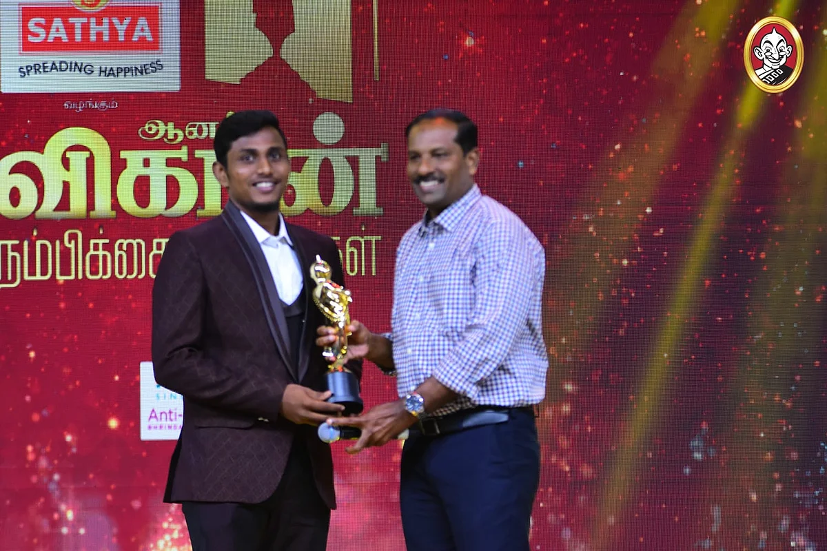 Karthi Selvam - விகடன் நம்பிக்கை விருதுகள்